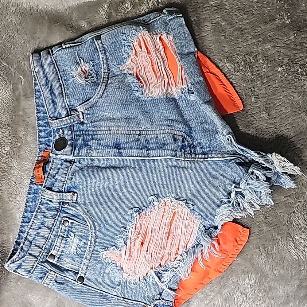 SIGNATURE 8 DENIM DISTRESSED CUT OFF SHORTS SIZE SMALL